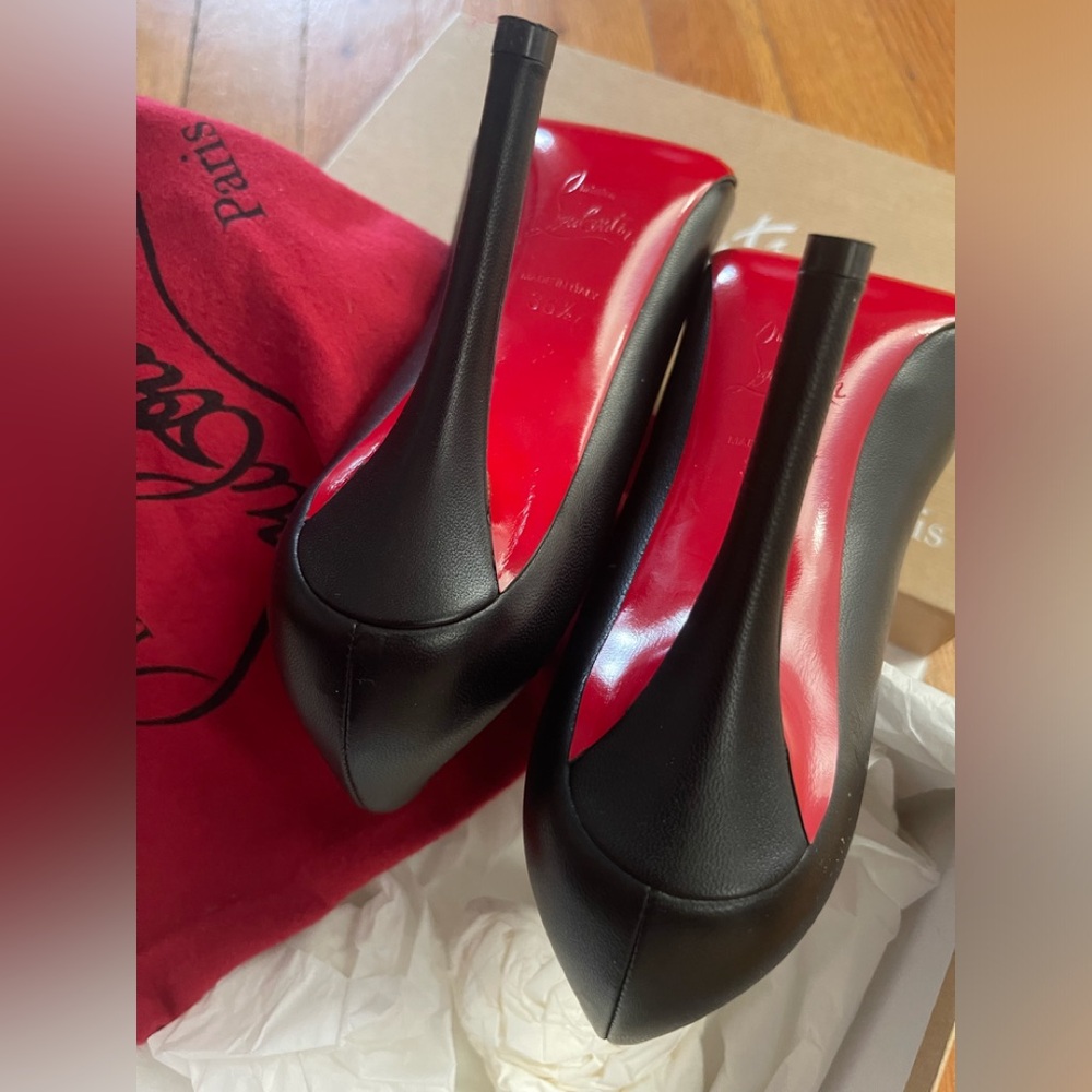 Christian Louboutin Leather Pumps
Dust bag and box included - Picture 3 of 5